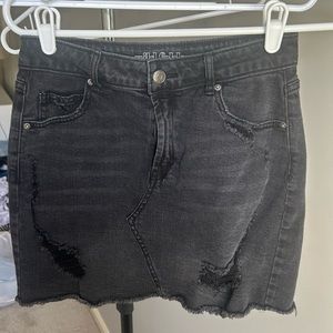 WILD FABLE BLACK DISTRESSED JEAN SKIRT SIZE 4